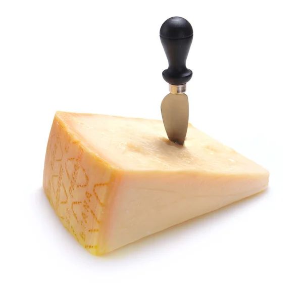 Сыр пармезан с ножом — стоковое фото