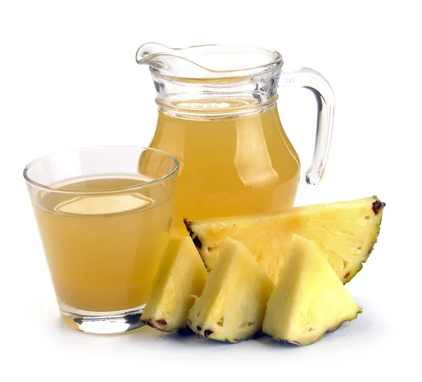 Vaso lleno y jarra de jugo de piña — Foto de Stock