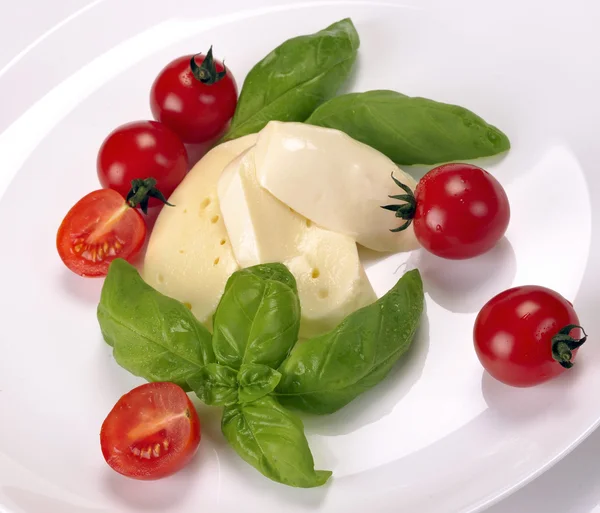 Mozzarella tomates cherry albahaca — Foto de Stock