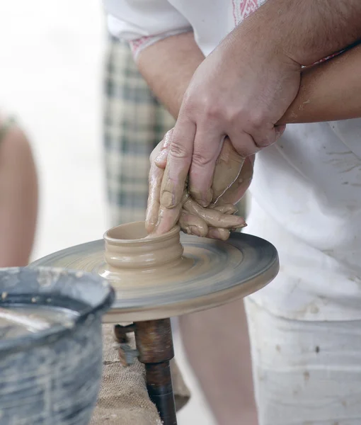 Mains travaillant sur la roue de poterie — Photo