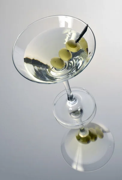 Martini mit Oliven — Stockfoto