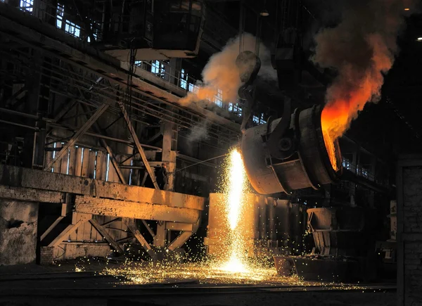 Dökümhanedeki metalin erimesi.