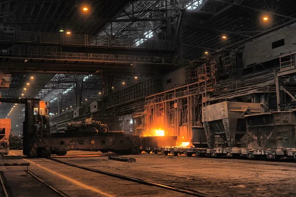 Dökümhanedeki metalin erimesi.