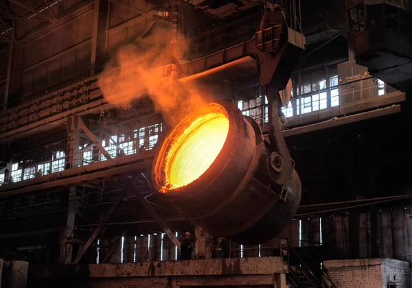 Smelting of the metal in the foundry — Stock Photo, Image