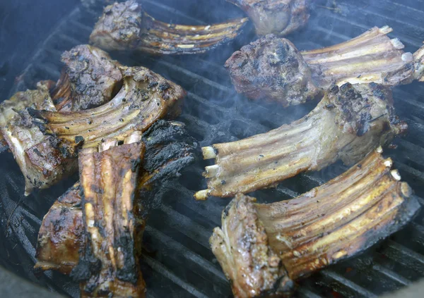 Lammstange auf Grill braten — Stockfoto