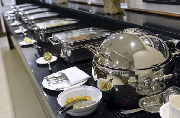 Smorgasbord - escolha de comida em um restaurante — Fotografia de Stock