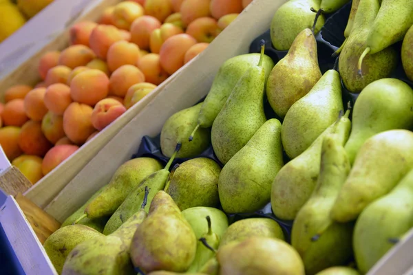 Peras verdes y frutos de albaricoque —  Fotos de Stock
