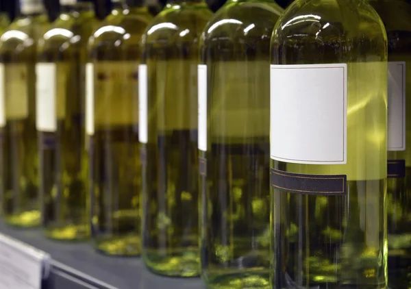 Vino blanco en botellas — Foto de Stock