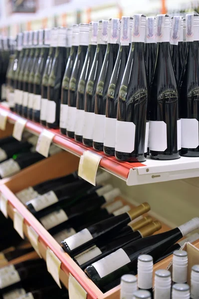 Vino tinto y blanco en botellas —  Fotos de Stock