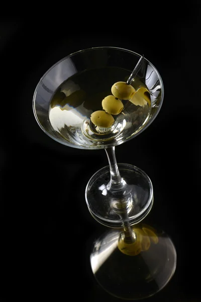 Мартини с оливками — стоковое фото
