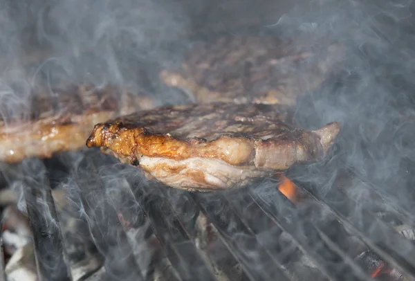 Hovězí steak vaření na gril s otevřeným ohněm — Stock fotografie