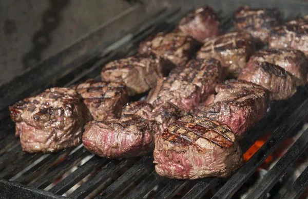 Bife de carne cozinhando em uma grelha de chama aberta — Fotografia de Stock