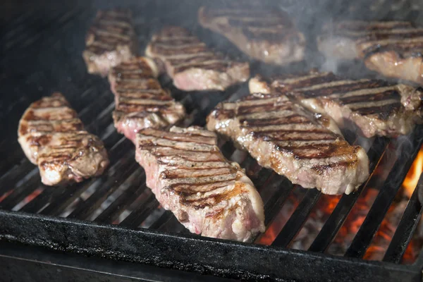 開いた炎グリルで調理牛ステーキ — ストック写真