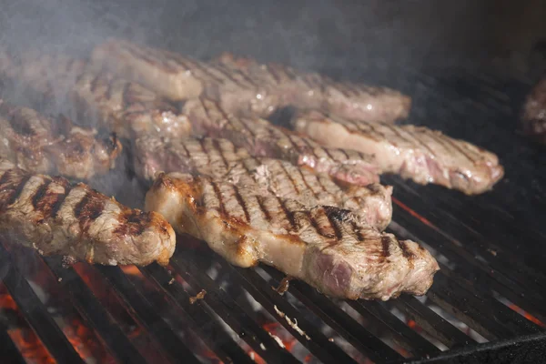 Rindersteak auf offenem Grill — Stockfoto