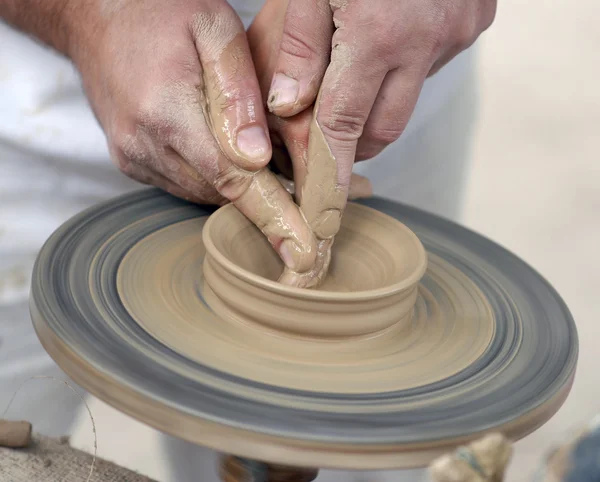 Руки, работающие на гончарном круге — стоковое фото