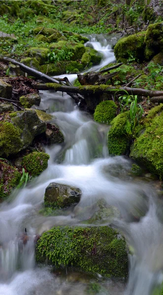 Tekoucí voda v soutěsce — Stock fotografie