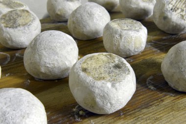 iyi olgunlaşmış keçi ve koyun peynirleri