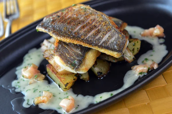 Grilled Dorado with potatoes and fennel — Stock Photo, Image