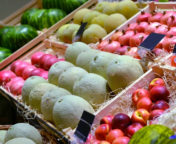 Owoce w supermarkecie — Zdjęcie stockowe