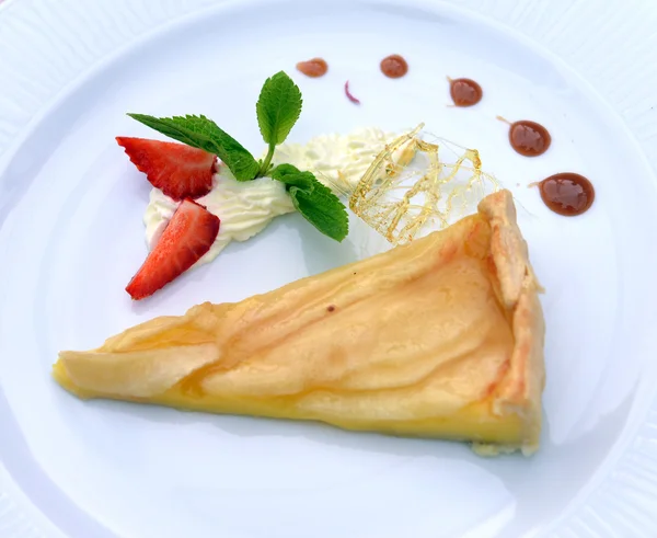 Apple pie with strawberries and mint — Stock Photo, Image