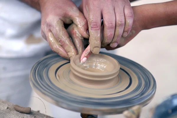 Mains travaillant sur la roue de poterie — Photo