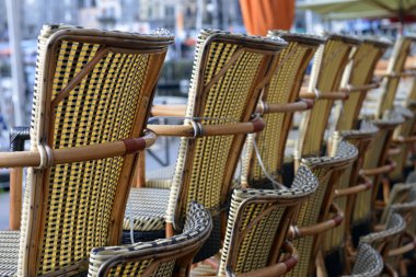 yığılmış sandalyeler