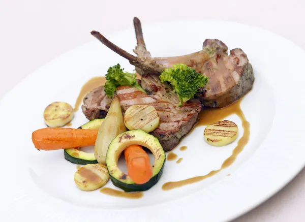 Rack of lamb with vegetables — Stock Photo, Image