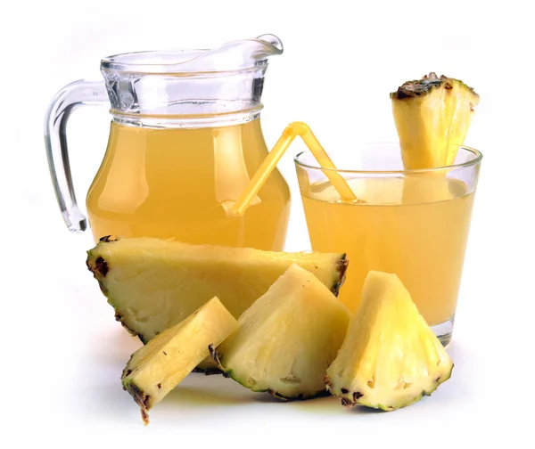 Plein verre et cruche de jus d'ananas — Photo