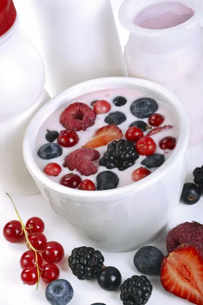 Ягодный йогурт с ягодами — стоковое фото