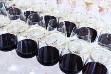 birkaç bardak kırmızı şarap