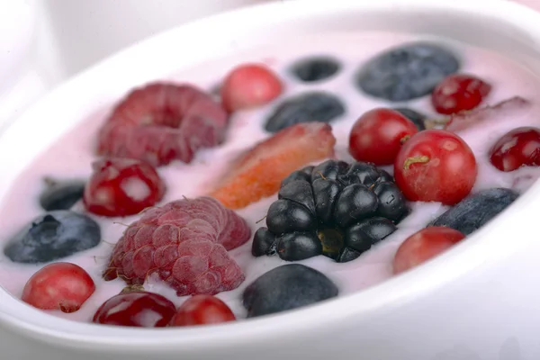 Ягодный йогурт с ягодами — стоковое фото