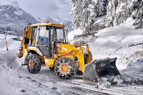 Limpando estradas de neve e árvore caída — Fotografia de Stock