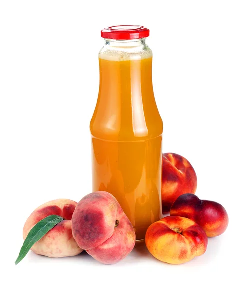 Zumo de melocotón en una botella y fruta — Foto de Stock