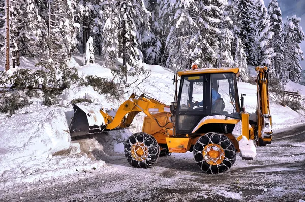 Limpando estradas de neve e árvore caída — Fotografia de Stock