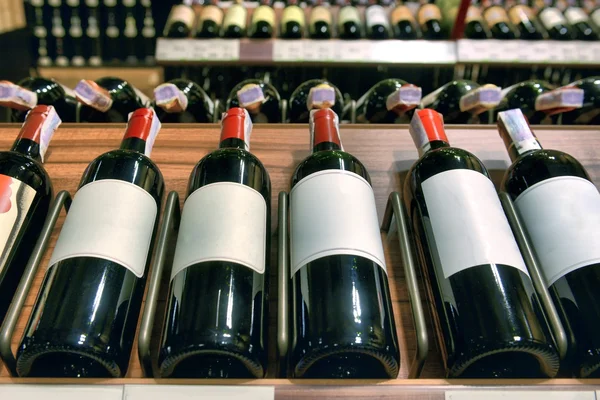 Czerwone i białe wino w butelkach — Zdjęcie stockowe