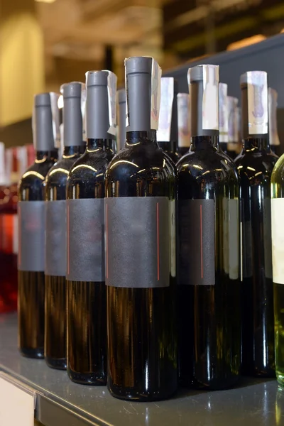 Rött och vitt vin i flaskor — Stockfoto