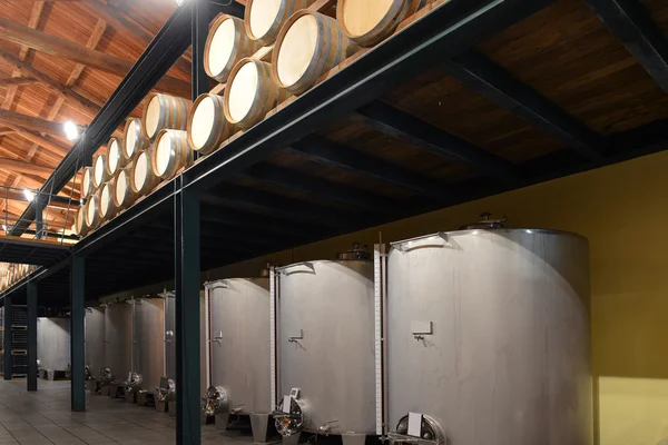 Edelstahl-Weinbottiche in einer Reihe im Inneren des Weinguts — Stockfoto