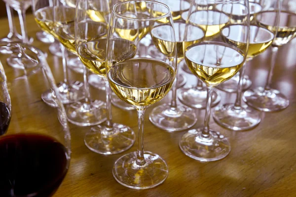 Γυαλιά με κρασί στο τραπέζι — Φωτογραφία Αρχείου