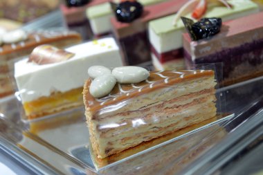 kek çilek ile kümesi