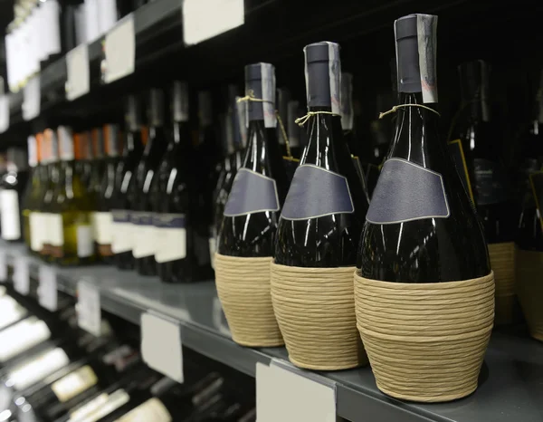 Kırmızı ve beyaz şarap şişe — Stok fotoğraf