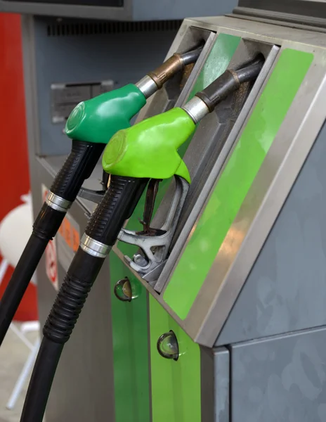 Καύσιμα ακροφυσίων σε ένα βενζινάδικο — Φωτογραφία Αρχείου