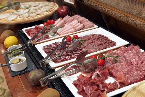 Szwedzkiego stołu - wybór żywności w restauracji — Zdjęcie stockowe