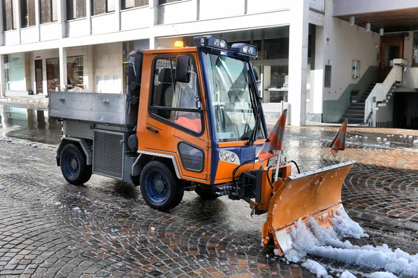 Snowblower removes snow — Stock Photo, Image