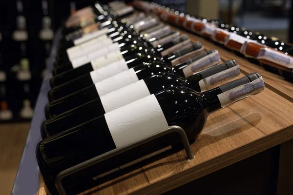 Vino tinto y blanco en botellas — Foto de Stock