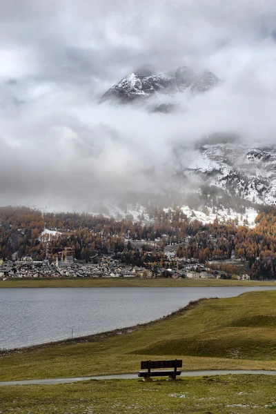 Bench on the shore of an alpine lake — Stock Photo, Image