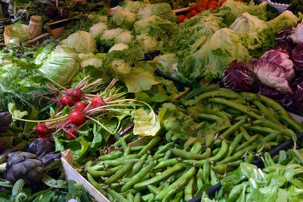 Mostrador con hierbas y verduras frescas — Foto de Stock