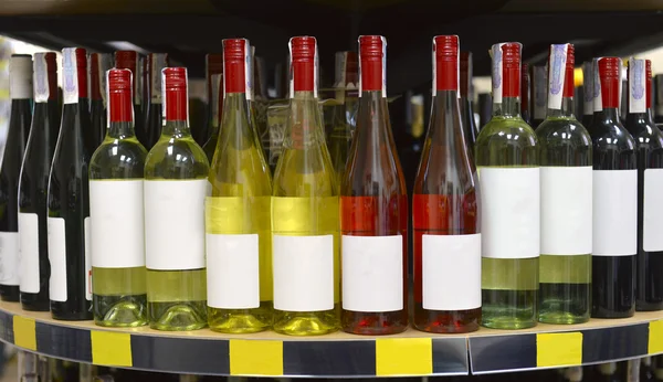 红色和白色葡萄酒瓶 — 图库照片