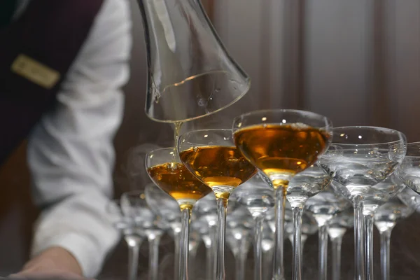 Bartender pours a cocktail at the bar glasses — Stock Photo, Image