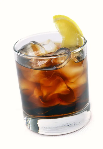 Cocktail met ijs cola whisky — Stockfoto