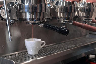 espresso fincan içine dökme